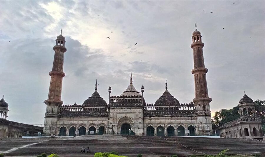 Bara İmambara kompleksi içindeki cami.