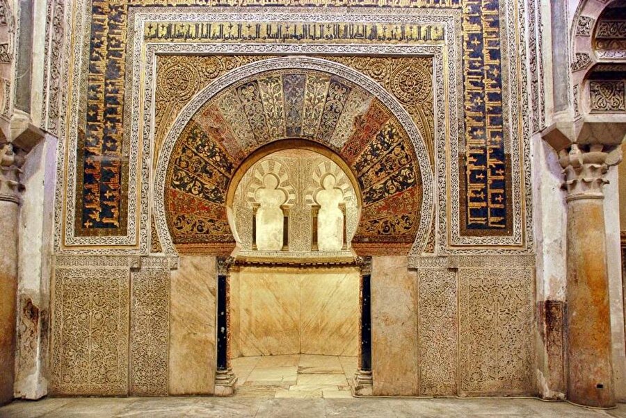 Kurtuba Camii'nin muhteşem mihrabı, ziyaretçileri büyüleyecek bir güzelliğe sahip.