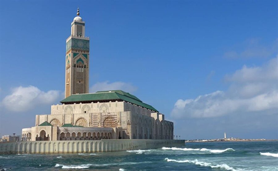 İkinci Hasan Camii'nin deniz tarafından görünüşü.