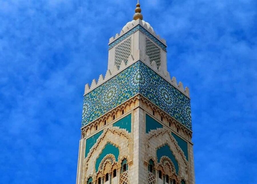 Caminin minaresi, 210 metre yükseliğe sahip.