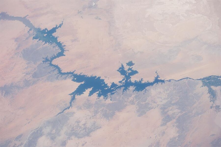 Baraj için toplanan sulardan oluşan Nâsır Gölü, dünyadaki en büyük yapay göldür.