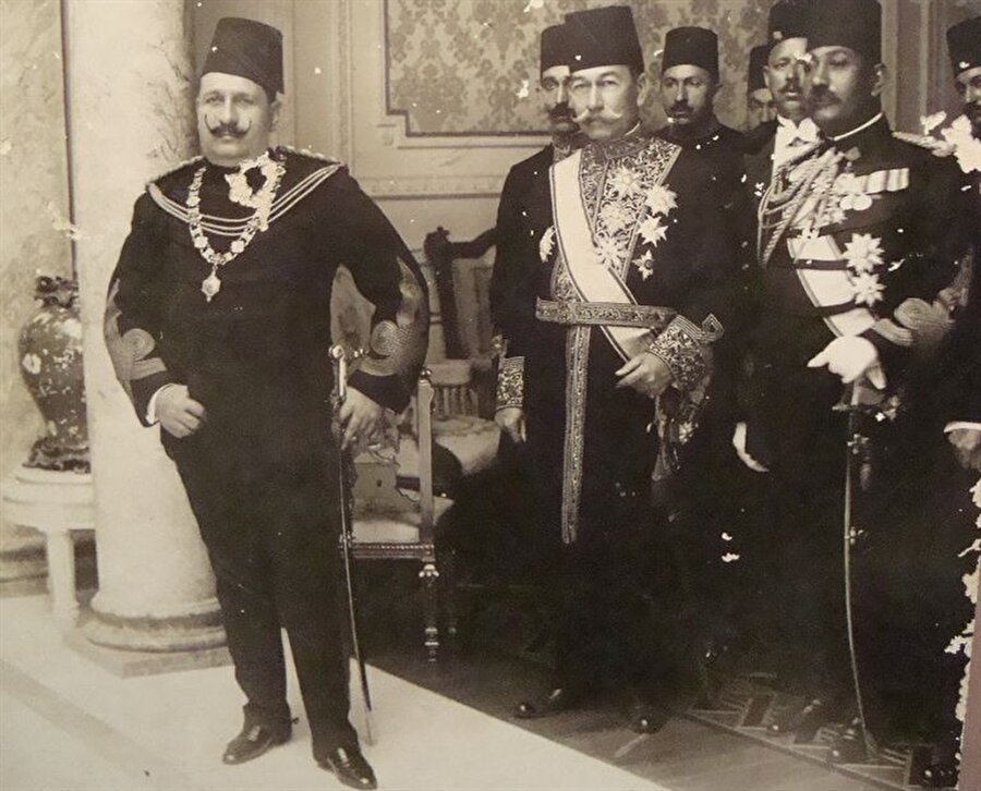 Kavalalı Hanedanı'na mensup Sultan Fuad (Solda), Mısır'ın krallık ilân edilmesiyle birlikte ülkenin ilk kralı olarak tahta çıkmıştı.