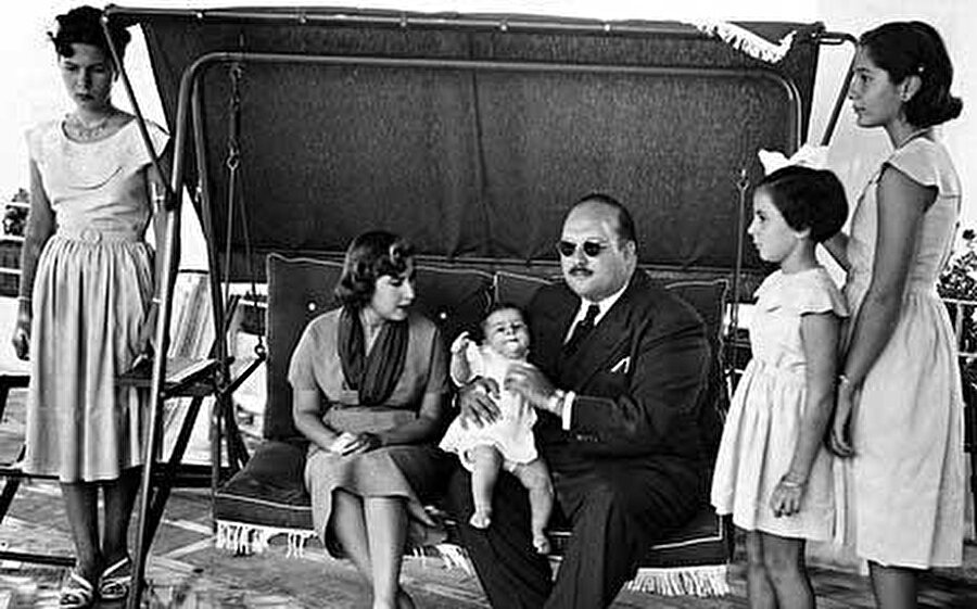 Kral Faruk, oğlu Fuad (Kucağında) ve ailenin geri kalanıyla birlikte, 26 Temmuz 1952'de ülkeden ayrılmıştı.