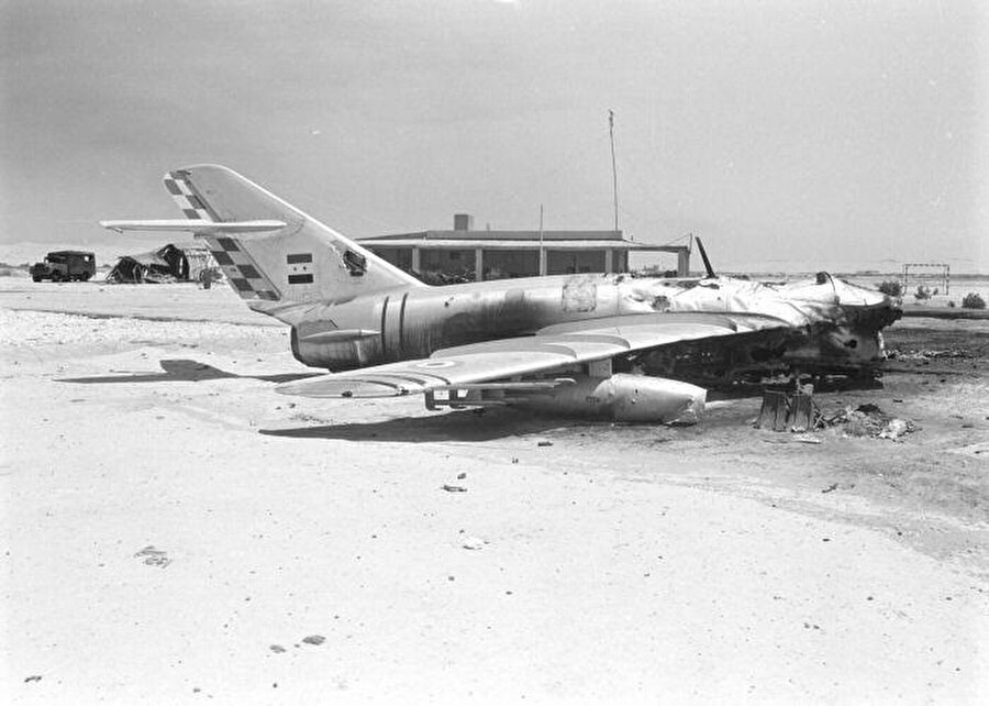 Mısır Hava Kuvvetleri'ne ait yüzlerce uçak, İsrailli pilotlar tarafından etkisiz hale getirilmişti.