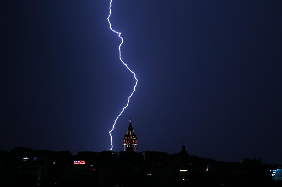 Gök gürültülü sağanak yağışlı geçen Pazartesi akşamı Galata Kulesi'nin yanına düşen yıldırım böyle görüntülendi. 