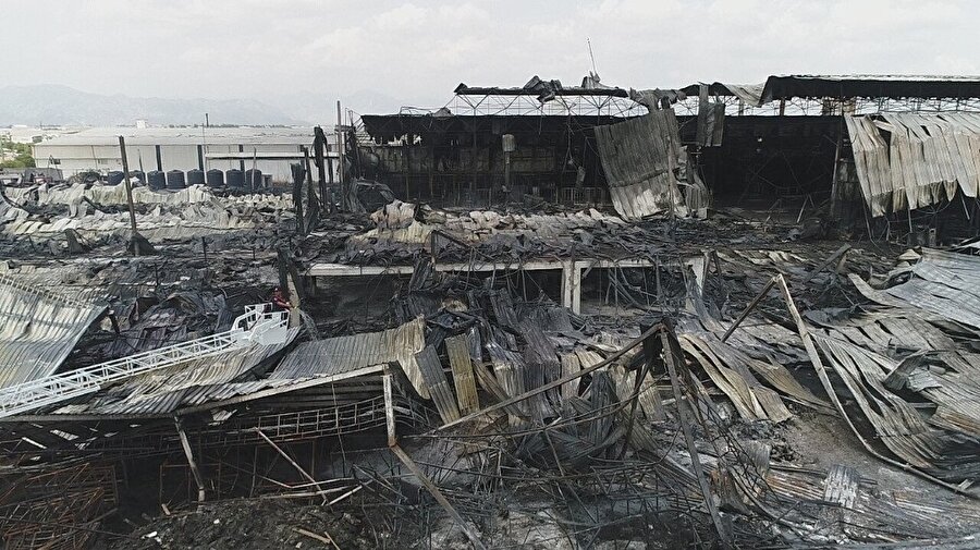 19 bin metrekare üzerine kurulu fabrikadan geriye kalan manzara, yangının dehşetini ortaya koydu.