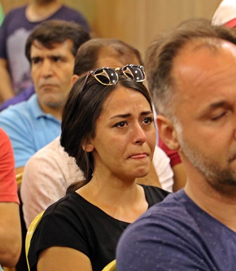 Toplantı sırasında çalışanlar gözyaşlarına hakim olamadı.