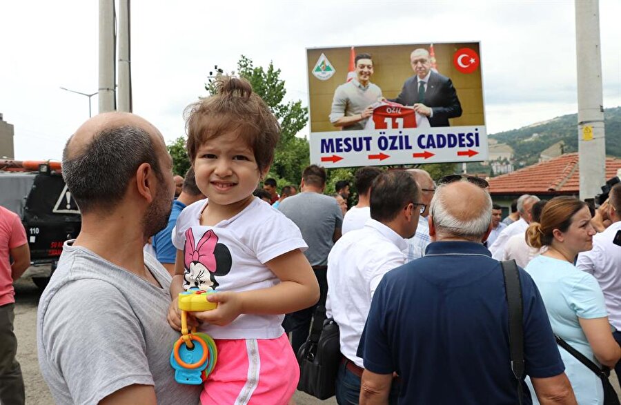Zonguldak'ta Mesut Özil Caddesi tabelasındaki fotoğraf değiştirildi.