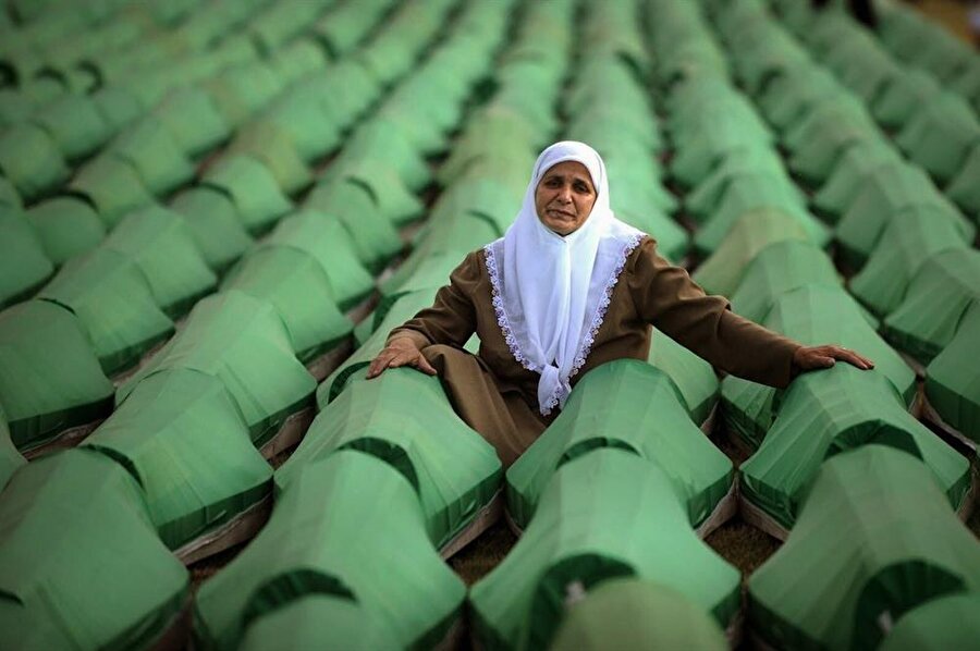 Srebrenitsa Katliamı'nda eşini, iki oğlunu ve kardeşini kaybeden Hatidza Mehmedovic'in bu fotoğrafı, soykırım kurbanlarının sembolü haline gelmişti.