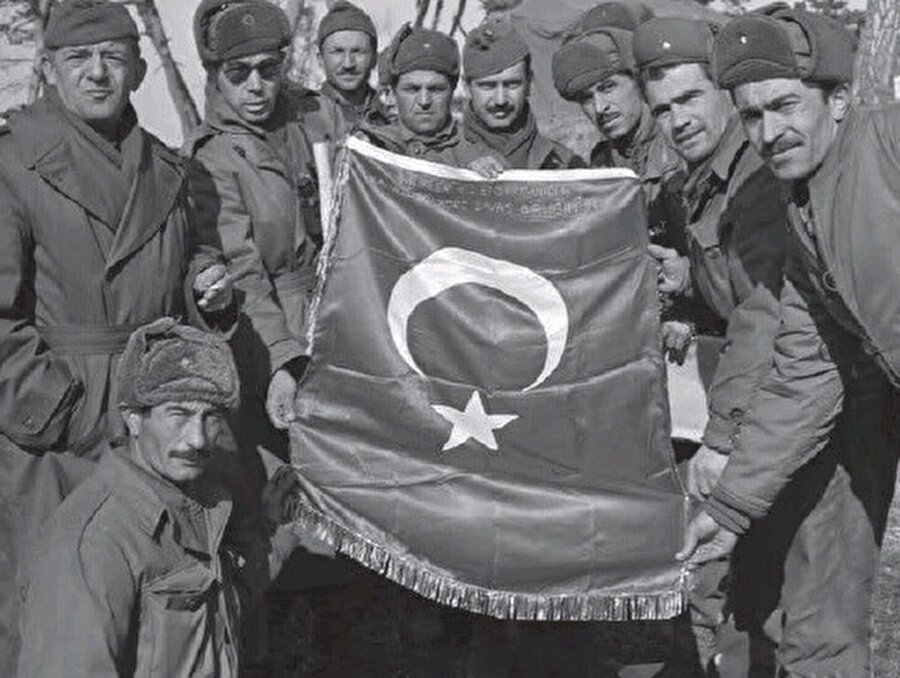 Ankara'dan Kore Savaşı'na gitmek üzere İskenderun'a hareket eden Mehmetçiği uğurlama töreninde son derece duygusal anlar yaşandı.