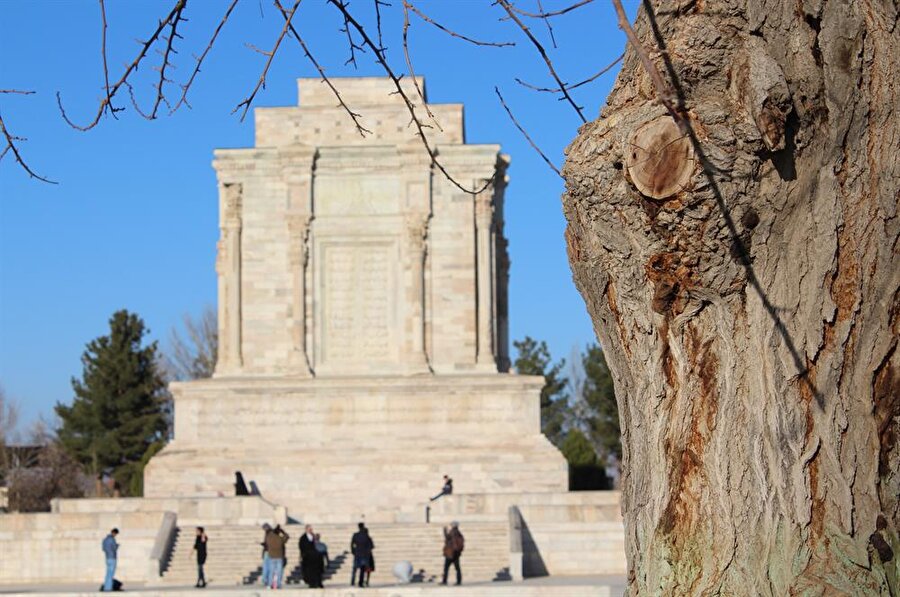 İmam Gazzâlî mezarının yakınlarında bulunan Firdevsî'nin âbidevî mezarı.