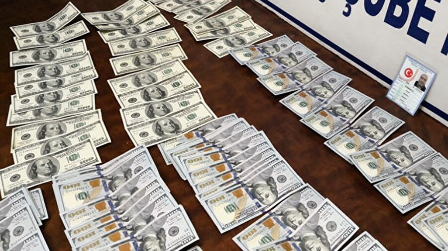 80’lik dolandırıcıyı gözaltına alan polis ekipleri üzerinde yaptıkları aramada 10 bin 500 dolar, 2 bin 340 TL nakit para ele geçirdi.