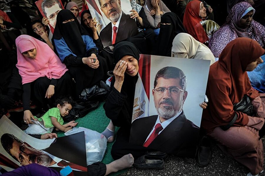 Mısır'ın demokratik yollarla seçilmiş ilk Cumhurbaşkanı olan Muhammed Mursi, yaklaşık bir yıl görev yaptıktan sonra darbeyle devrilmişti.
