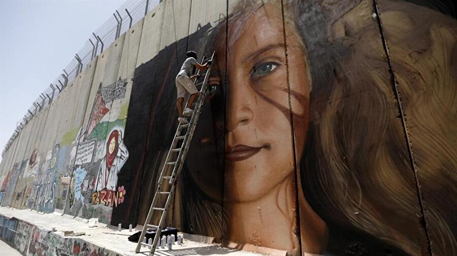 İtalyan sanatçılar, Ahed'in dev bir portresini Utanç Duvarı'na çizdi.