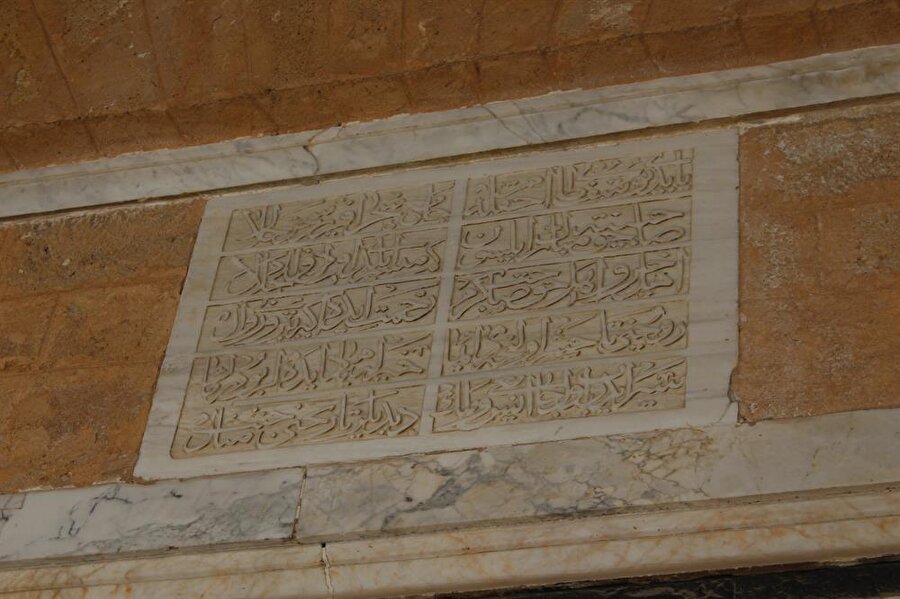 Dayı Yusuf Camii'nde bulunan Türkçe kitâbe.