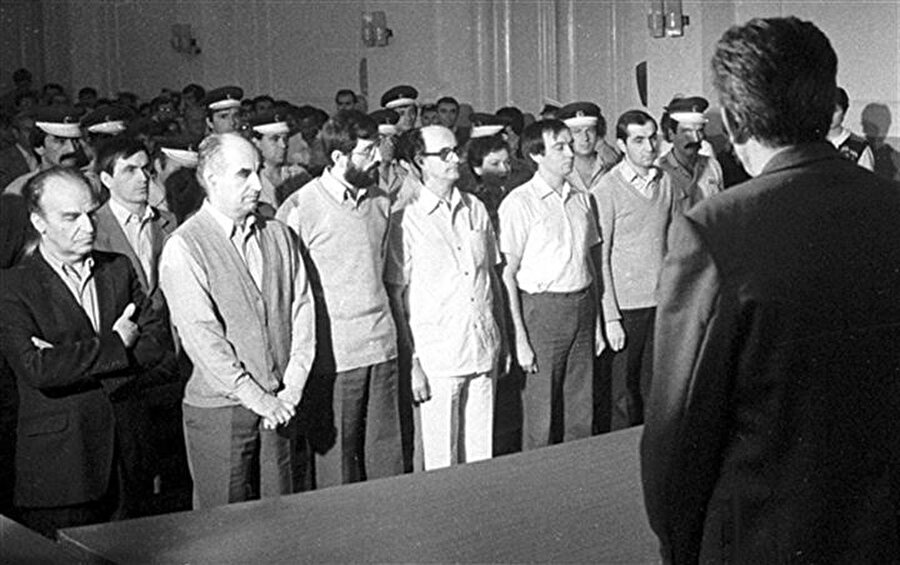 1985'in mart ayında tutuklanan Aliya İzzetbegoviç (En sol), Ömer Behmen (Aliya'nın yanı) ve diğer teşkilat üyeleri mahkemede.