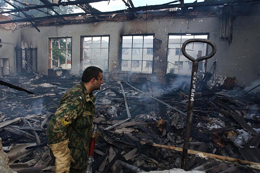 Bombalamanın ardından Beslan okulu enkaza döndü.