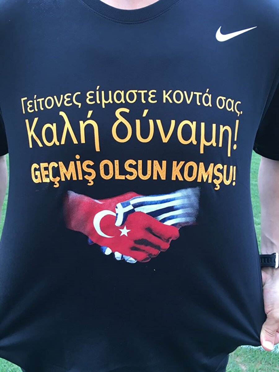 Galatasaraylı futbolcular karşılaşma öncesi ısınma hareketlerine hem Yunanca hem de Türkçe “Geçmiş olsun Komşu” yazan tişörtlerle çıktı.