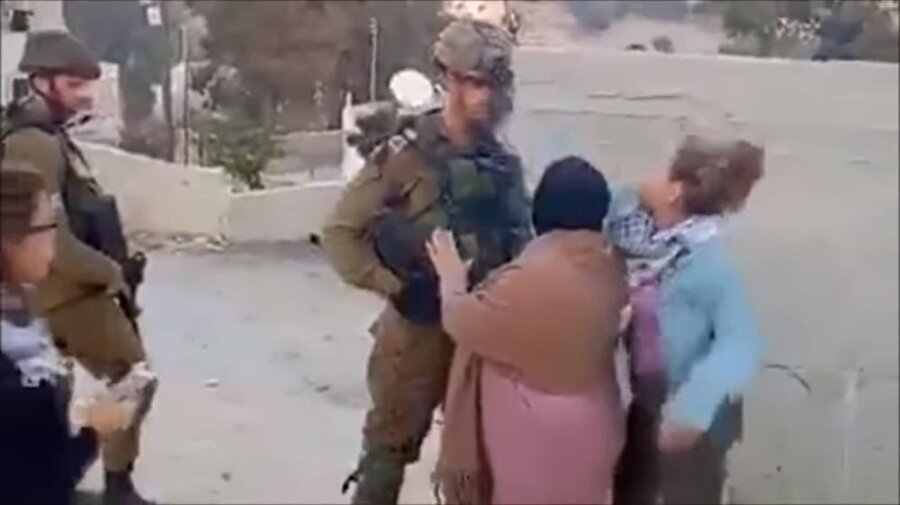 Faceook'ta canlı olarak yayılan videoda Ahed Tamimi İsrail askerine karşı kendini savundu. Video viral olunca Tamimi tutuklandı.