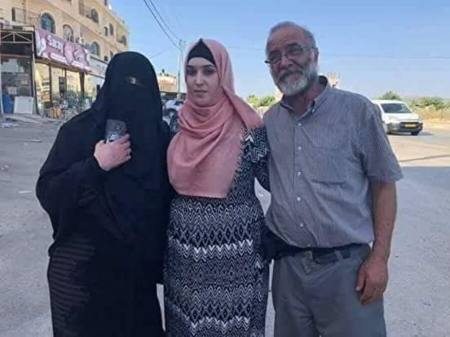 Yasemin Ebu Sürür aynı gün hapishaneden çıktığında onu karşılamaya sadece anne ve babası geldi. Hatta bu fotoğrafı dışarıdan buldukları bir adam çekti. 