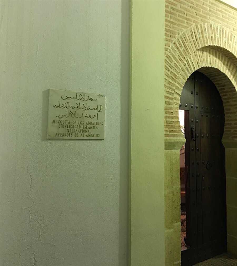 Kurtuba'nın ara sokaklarından birinde, İbn Rüşd İslam Üniversitesi tarafından inşa ve ihya edilen Endülüs Mescidi.