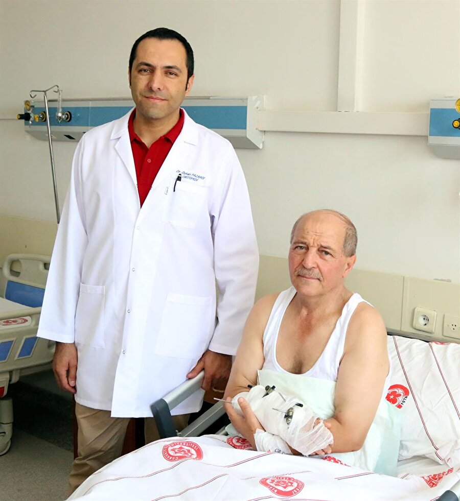 Sivas'ın Koyulhisar ilçesinde ayıların saldırısına uğrayan 63 yaşındaki Ahmet Temel, yaralandı.