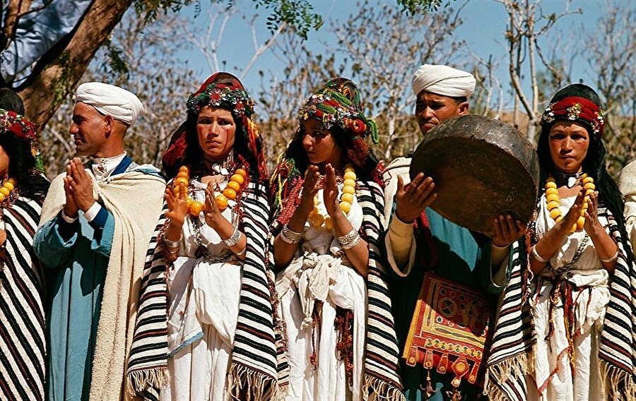 Fas Berberileri, geleneksel bir eğlence sırasında... 