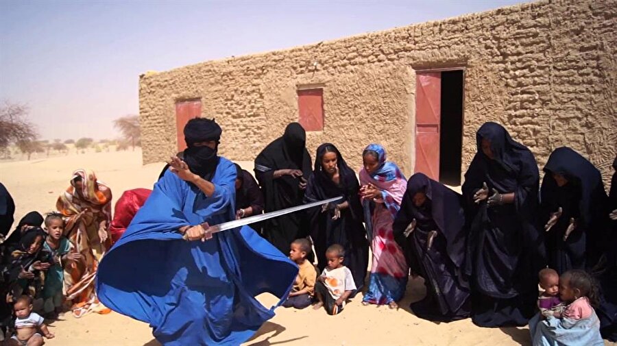 Geleneksel kılıç dansı yapan bir Tuareg erkeği.