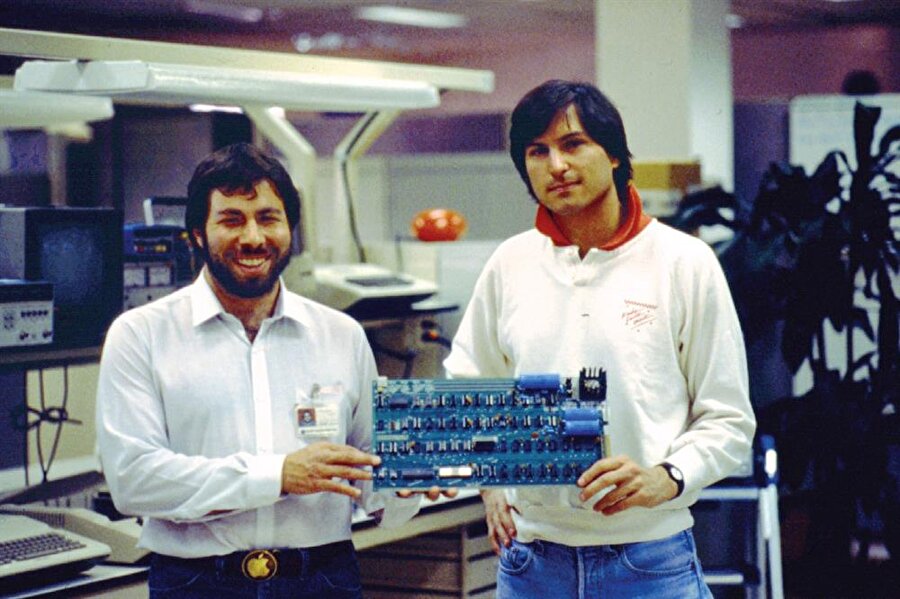 Apple kurucularından Steve Wozniak ve Steve Jobs. 