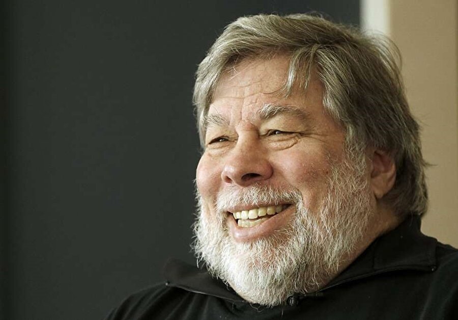 Steve Wozniak, kurucu ortağı olduğu Apple Computer'daki tam zamanlı işinden 6 Şubat 1987'de ayrılır. Ama Wozniak şirketle olan ilişkisini sonradan sürdürmeyi başarmıştır. 