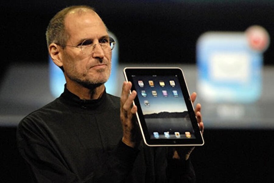 Steve Jobs iPad modelini tanıtırken. 