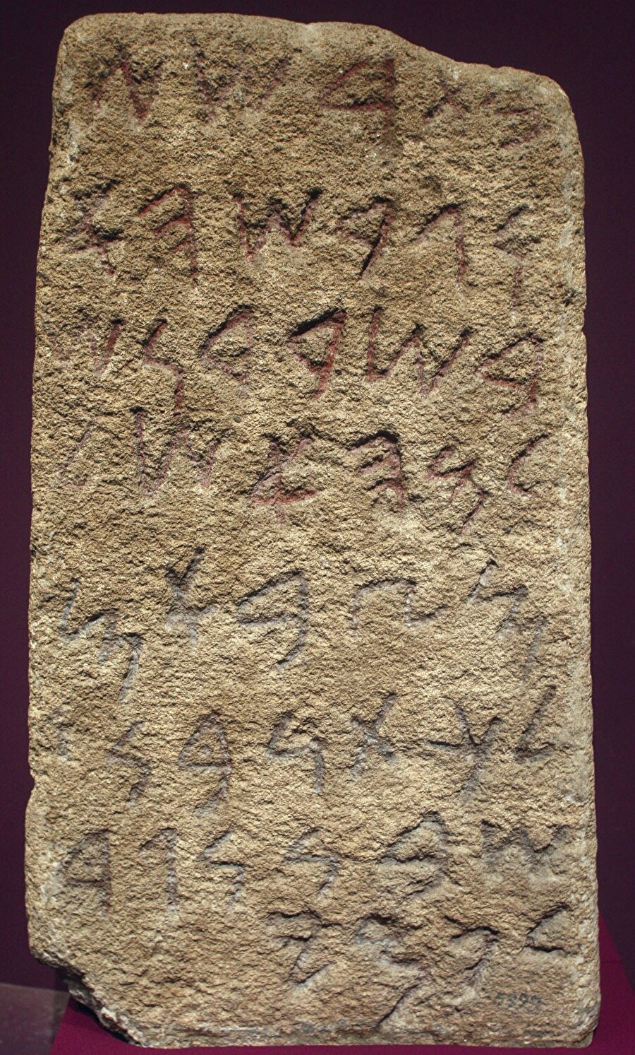 Fenike alfabesiyle yazılmış bir tablet.