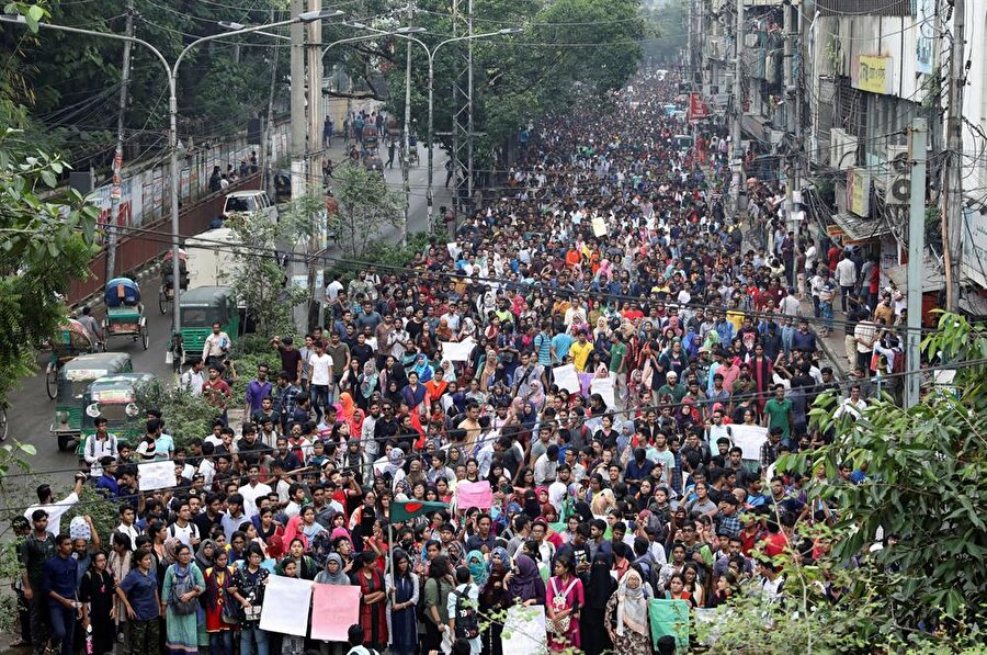 Bangladeş'in başkenti Dakka'da meydana gelen ve iki kişinin hayatını kaybettiği kazanın ardından binlerce öğrencinin katıldığı gösteriler düzenleniyor. (Mohammad Ponır Hossaın / Reuters)
