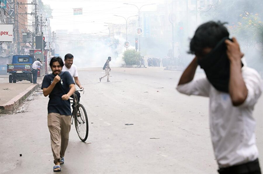 Bangladeş hükümetinden gelen olumlu açıklamalara karşın göstericilere göz yaşartıcı gazla müdahale de devam ediyor. (Mohammad Ponır Hossaın / Reuters)