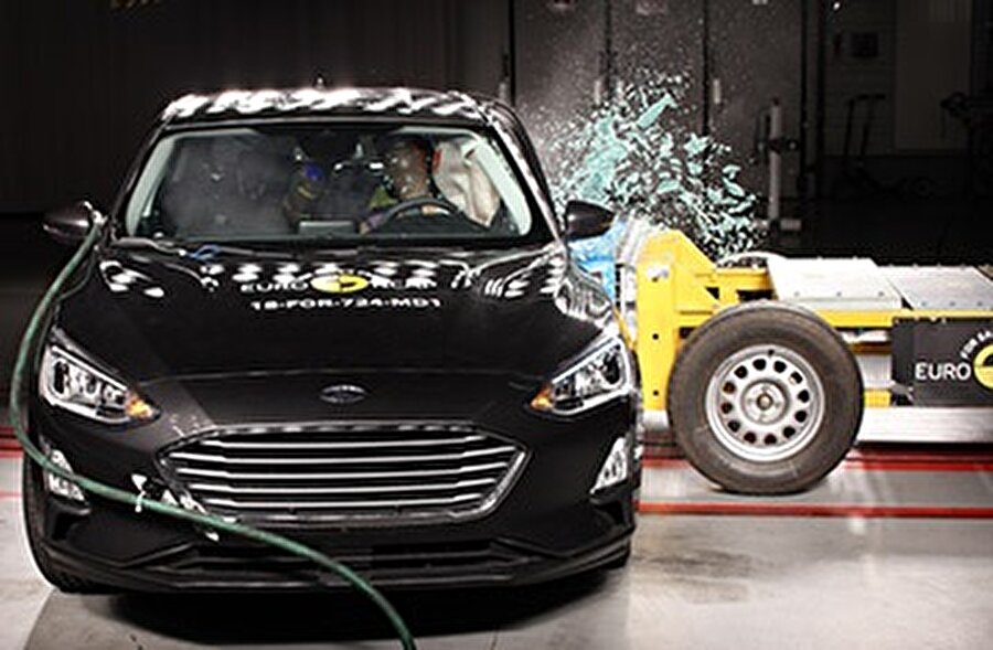 Yandan çarpma testinden bir görüntü. 