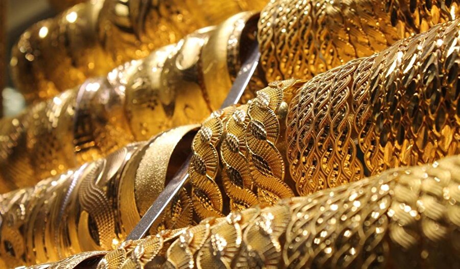 22 ayar altın bilezik alış 185.76 liradan işlem görürken, 22 ayar bilezik satış 187.61 Türk Lirası.