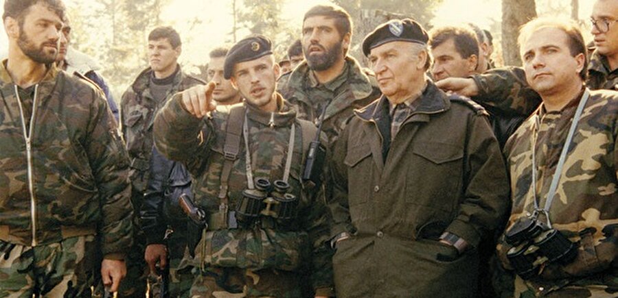 Şerif Patkoviç (soldan ikinci) Aliya ile cephede