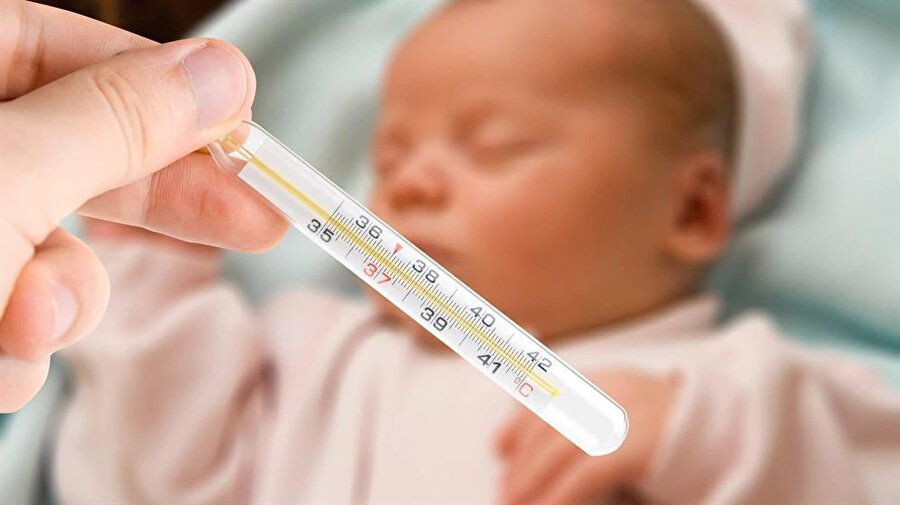 Yeni doğan dönemdeki bebeklerde enfeksiyonla savaşma yeteneği kısıtlı olduğundan ciddi enfeksiyonlar gelişebilir. Vücut ısısı 38 derecenin üzerine çıkan bebekleri doktora götürmeniz gerekir.