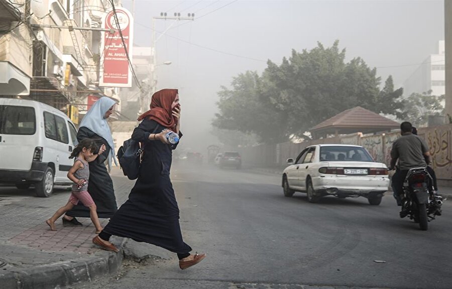 Ateşkes haberleri gelmeden kısa süre önce İsrail tarafından Gazze'ye bir hava saldırısı düzenlendi. (Ali Jadallah / AA)