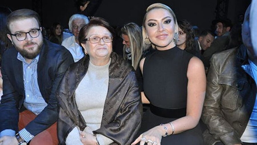 Hadise ve ailesi