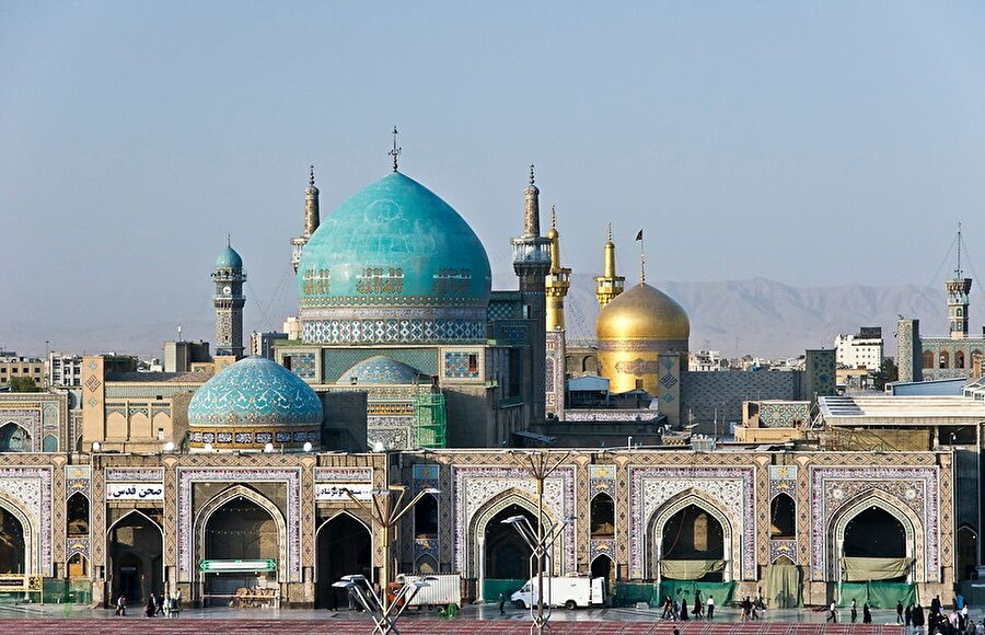 Son genişletmelerle birlikte külliyenin ortasında kalan Cevher Şad Begüm Camii (turkuvaz kubbeli).