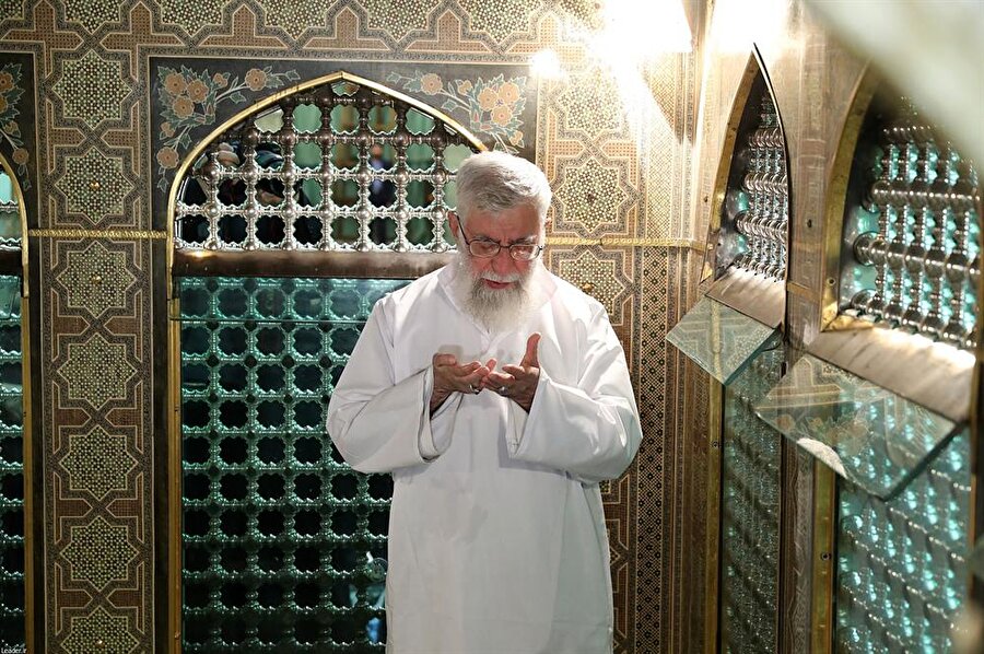 İran Dini Lideri Ali Hamaney, İmam Rıza türbesinde dua ederken... Geçmişte olduğu gibi, günümüzde de, İranlı yöneticiler İmam Rıza figürünü siyasi meşruiyet kaynağı olarak kullanmaktadır.