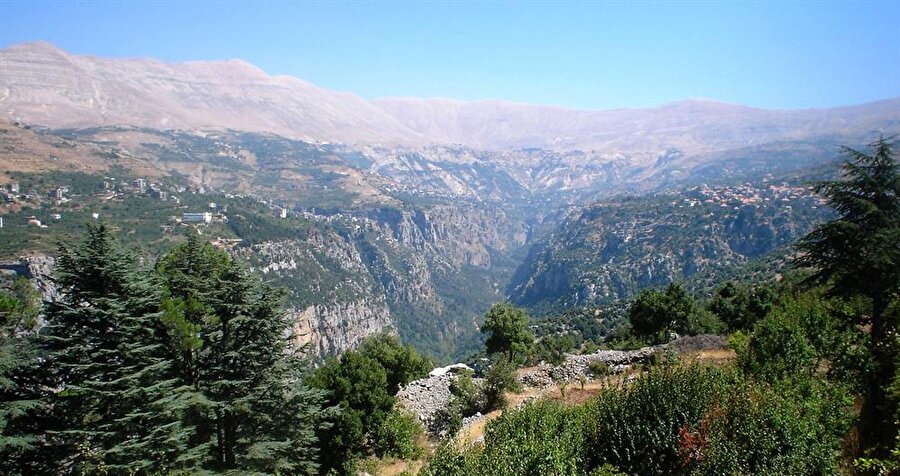 Lübnan'ın kuzeyinde, Halil Cibran'ın doğum yeri Bşarri kasabasının yer aldığı Kadişa Vadisi.