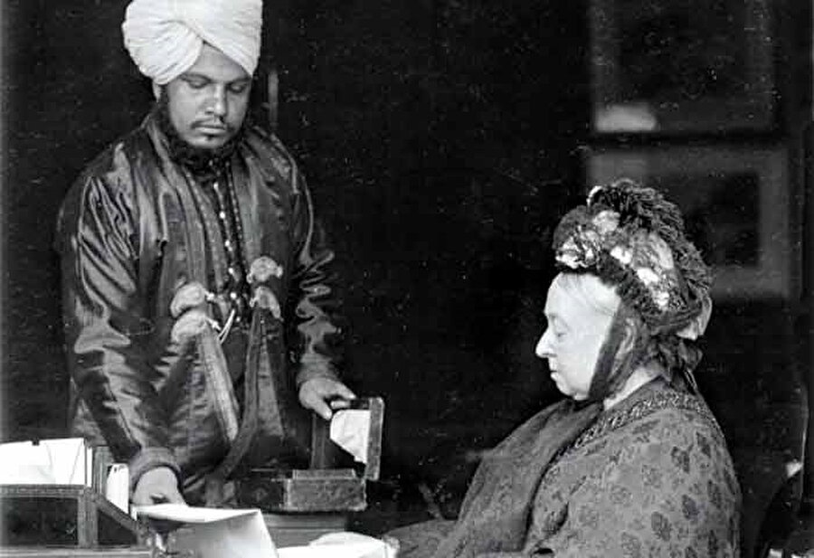 Abdulkerim'le Kraliçe Victoria arasındaki dostluk, kısa zamanda ilerlemişti.