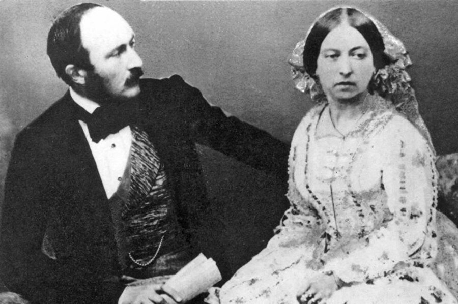 Eşi Prens Albert'i 1861'de kaybeden Kraliçe, büyük bir çöküntüye sürüklenmişti.