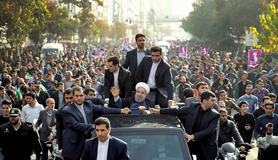 Cumhurbaşkanı Ruhani geniş bir halk desteğine sahip, ancak İran devlet sisteminin yapısı gereği son sözü Dini Lider söylüyor.