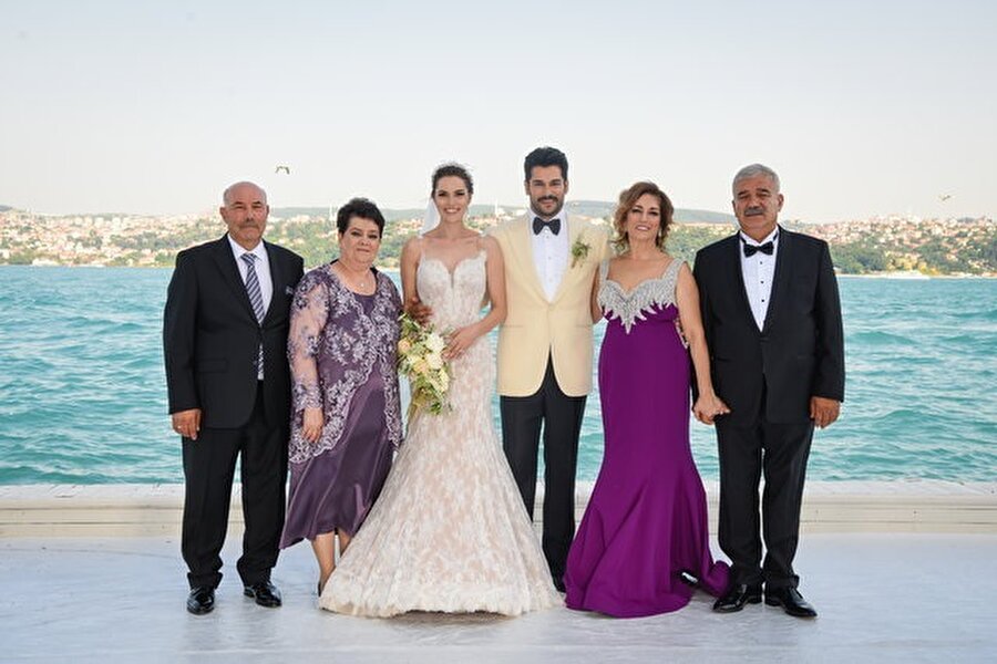 Fahriye Evcen - Burak Özçivit çifti ve aileleri