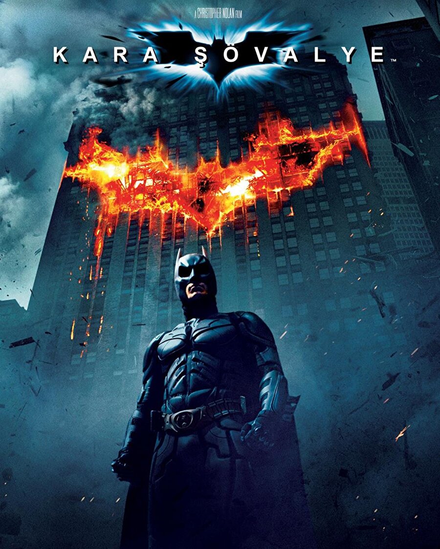 Kara Şövalye, Christopher Nolan'ın yönettiği bir süper kahraman filmidir. DC Comics'in kurgusal karakteri Batman'den uyarlanan 2005 tarihli Batman Başlıyor filminin devamıdır. Kara Şövalye'nin senaryosunu Christopher ve kardeşi Jonathan Nolan yazmıştır. 