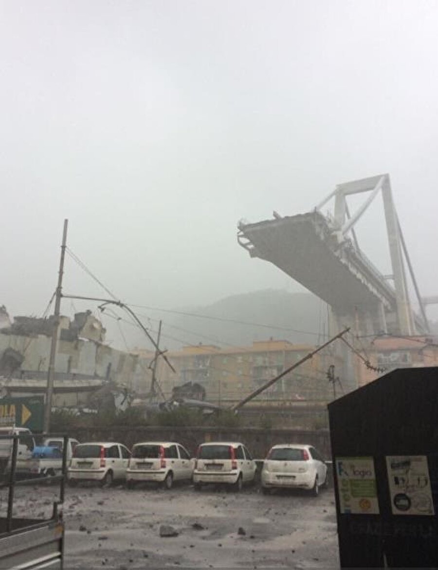 İtalyan haber ajansı ANSA, otoyol köprüsündeki 100 metrelik parçanın 40 metre yükseklikten düştüğü belirtiliyor.