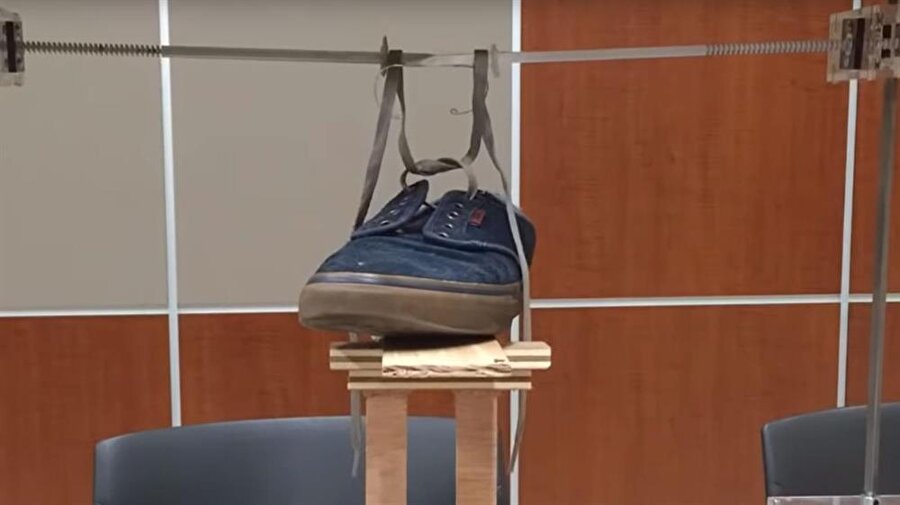 Ayakkabı bağcığı bağlayan robot üniversite öğrencileri tarafından 2 aylık bir çalışmayla ortaya kondu. 